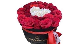 Моя первая любовь 33 розы в коробке