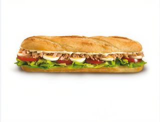 Bocadillo vegetal con atún