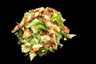 Зелена салата с киноа и крехко пилешко (400г)