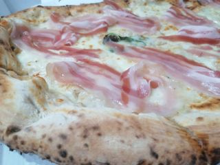 Pizza provola e pancetta