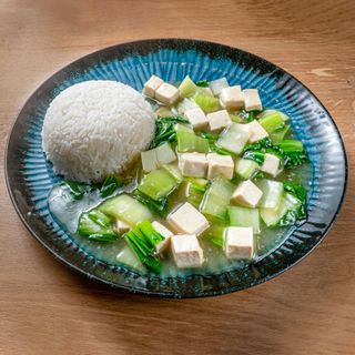 Pack-choi con tofu servito con riso bianco