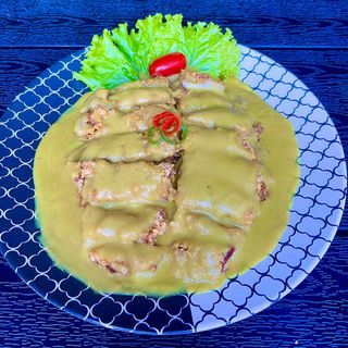 30 Prženi pilći file u kari sosu sa pomfritom