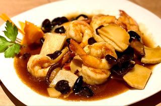 Langostinos con bamboo y setas chinas