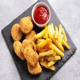 Nuggets De Pollo Con Patatas