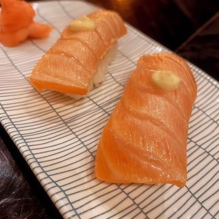 Nigiri De Salmón Flambeado (2 Pzs.)