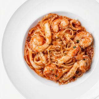 Паста з креветками та червоним соусом