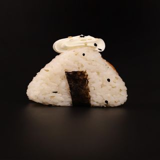 98. Onigiri salmone 2 pezzi