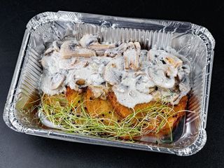 Деруни з грибами у вершковому соусі (390g)