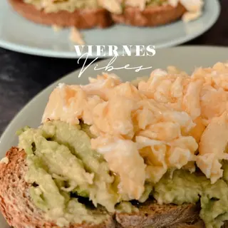 Tostada Aguacate + Huevos Revueltos