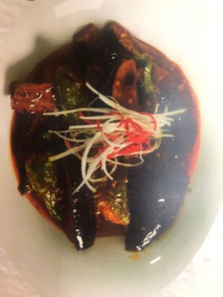 Крупно нарезанный баклажан с перцем