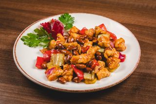 22a. Piletina sa paprikom crvenim lukom i bademima