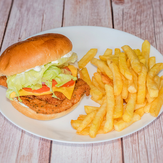 Hamburguesa Frangoz con ración de patatas fritas.