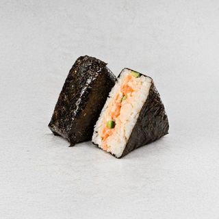 Онигири с копчённой семгой