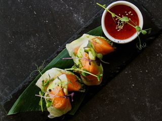 Спрінг-роли з лососем та авокадо (230g)