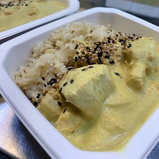 Pollo al curry con arroz