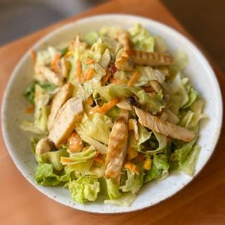 Салата с айсберг и пилешко филе(350г)