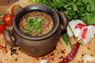 ლობიო ქოთანში ლორით