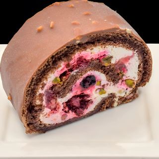 Шоколадный рулет с малиной