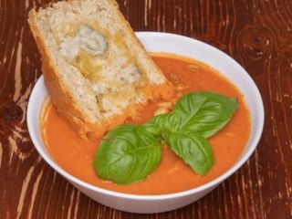 Krem z papryki, pomidorów, selera i batatów