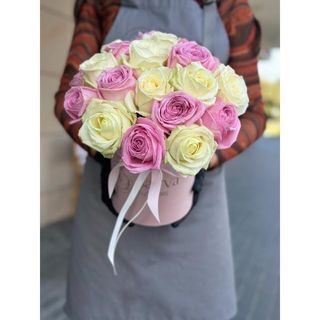 Box białe i różowe róże