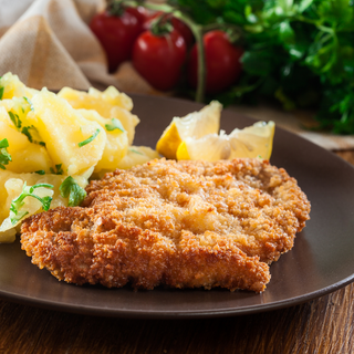 Kotlet schabowy po królewsku (pieczarki, papryka, ser)