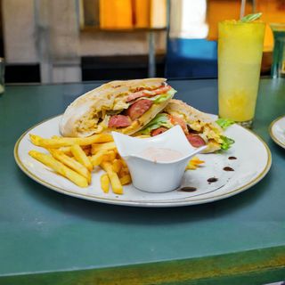 Kasekrainer sendvič  720 gr