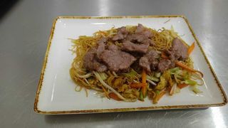 Massa de Arroz com Carne de Vaca