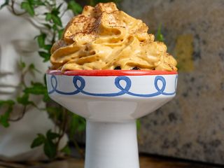 Мус з вареного згущеного молока з шоколадним бісквітом та малиною (190г)