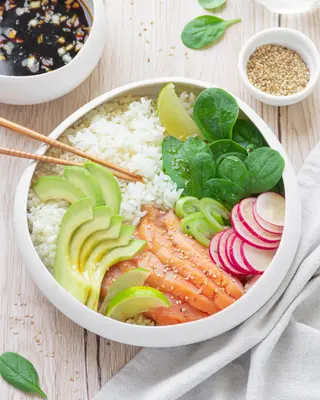 Bowl con riso e salmone