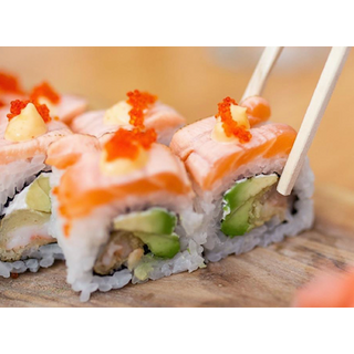 Salmón Dragon roll