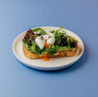 Тост с гуакамоле и яйцом пашот