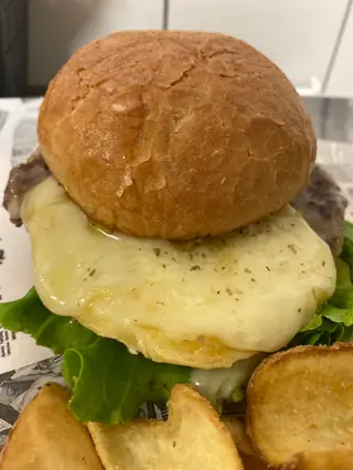 Hamburger piemontese -servito con patate dippers