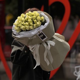 35 троянд в упакуванні Атена