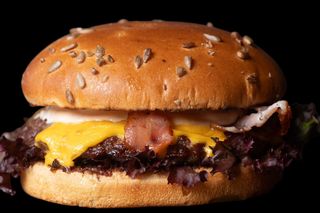 Burger Classic + Cartofi prajiti + sos la alegere..