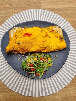 Omlet s rajčicom, mozzarelom i svježim bosiljkom