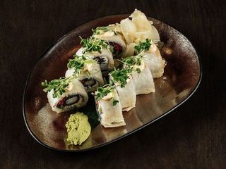 Crispu roll" із чорною креветкою в клярі фереро та ікрою (320g)