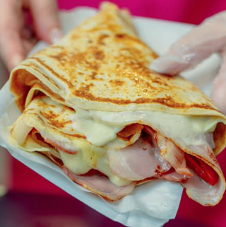 Crepe Bacon, Pimientos Del Piquillo, Cebolla Caramelizada Y Queso En Lochas