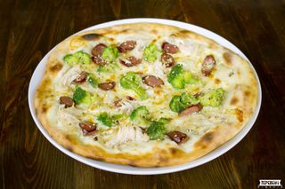 Піца з броколі, куркою та ковбасками (250г)