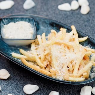 Картопля фрі звичайна з сирним соусом та кетчупом