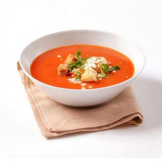 Sopa de tomate con pollo y champiñón