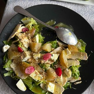 Салат з куркою, грушею та сиром Дор-Блю пiд Медово-гiрчичною заправкою (300г)