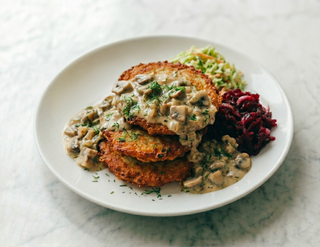 Placki ziemniaczane z sosem pieczarkowym