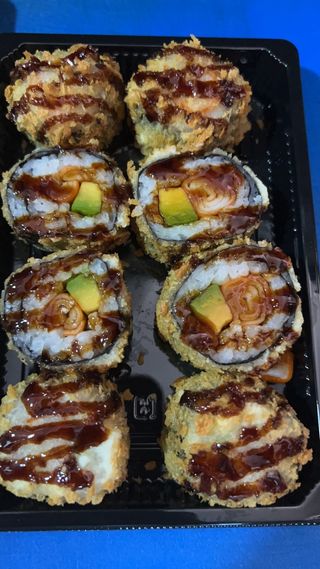 Futo Maki De Salmón Con Aguacate Con Surimi Frito Y Salsa Anguila (8 Pzs.)