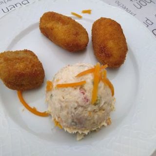 Plato de croquetas de pescado