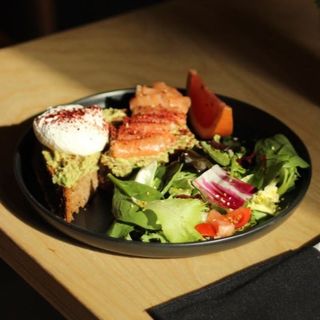 Авокадо тост з яйцем пашот