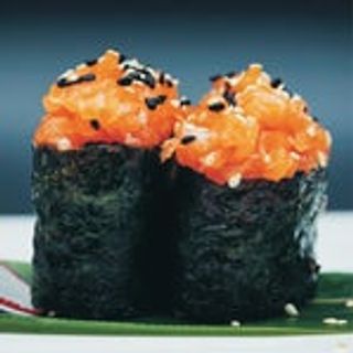 120. Gunkan sake ricoperto con salmone