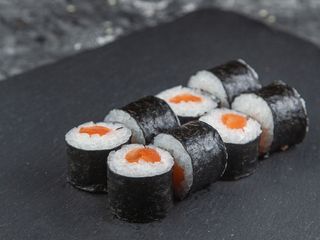 Макі з лососем (145g)