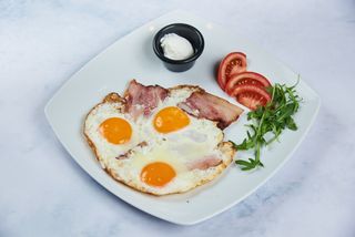 Jaja na oko sa slaninom