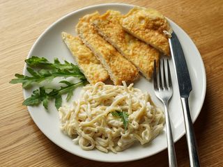 Куряча відбивна з пастою