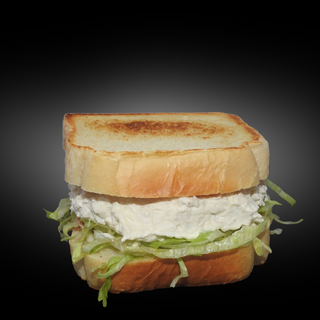 Sándwich De Ensalada De Pollo